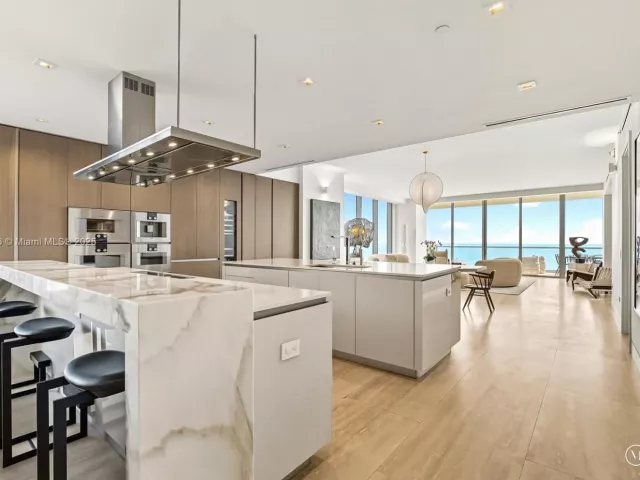 4-bedroom condo for sale in Sunny Isles Beach - 18501 Collins Ave 1001 - MondialRealty