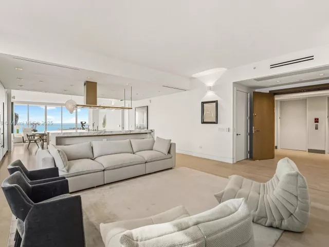 4-bedroom condo for sale in Sunny Isles Beach - 18501 Collins Ave 1001 - MondialRealty