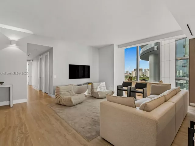 4-bedroom condo for sale in Sunny Isles Beach - 18501 Collins Ave 1001 - MondialRealty