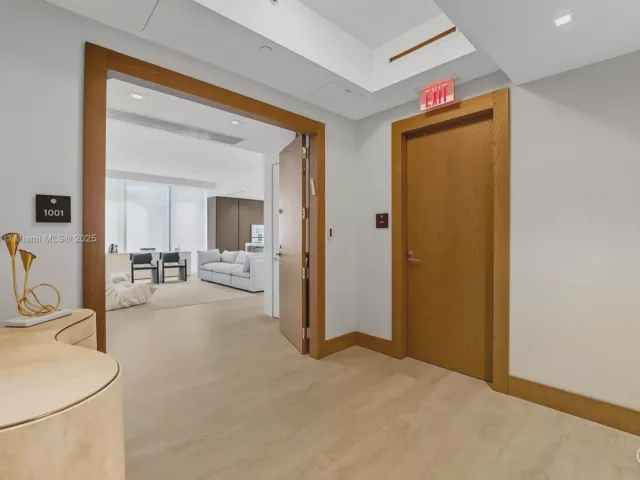 4-bedroom condo for sale in Sunny Isles Beach - 18501 Collins Ave 1001 - MondialRealty
