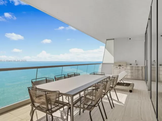 4-bedroom condo for sale in Sunny Isles Beach - 18501 Collins Ave 1001 - MondialRealty