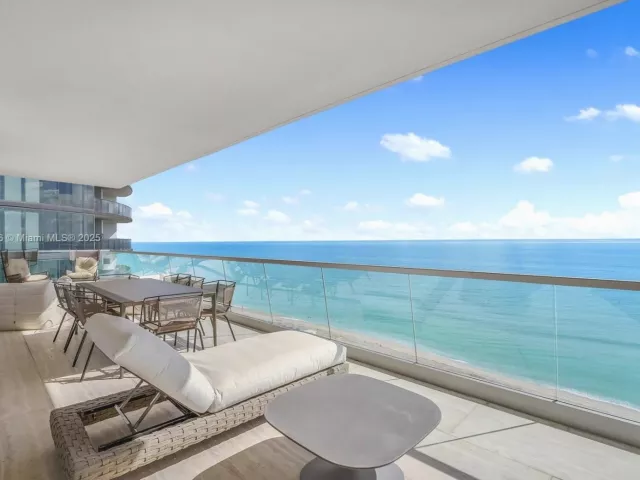 4-bedroom condo for sale in Sunny Isles Beach - 18501 Collins Ave 1001 - MondialRealty