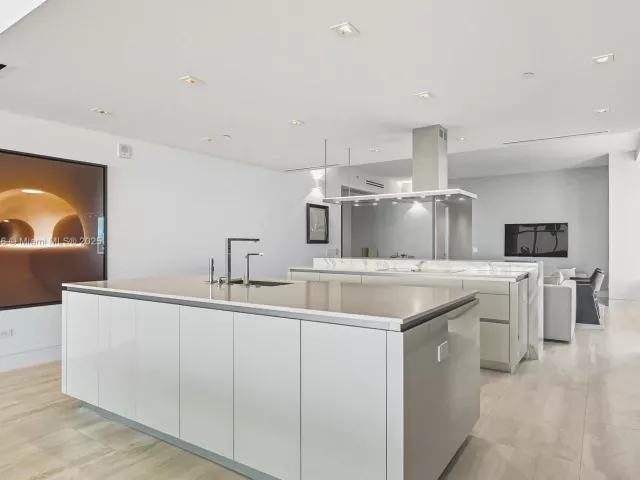 4-bedroom condo for sale in Sunny Isles Beach - 18501 Collins Ave 1001 - MondialRealty