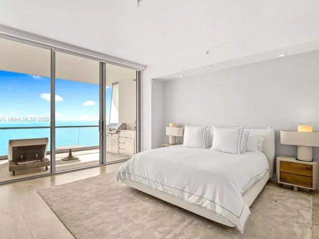 4-bedroom condo for sale in Sunny Isles Beach - 18501 Collins Ave 1001 - MondialRealty