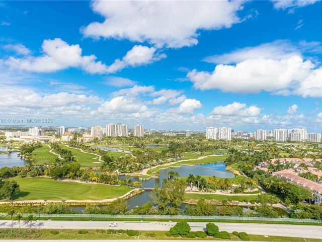 2-bedroom condo for sale in Aventura - 3400 NE 192nd St LPH5 - MondialRealty