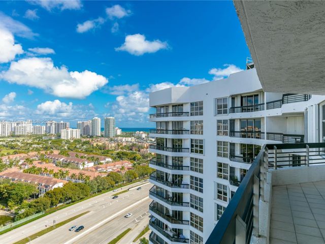 2-bedroom condo for sale in Aventura - 3400 NE 192nd St LPH5 - MondialRealty