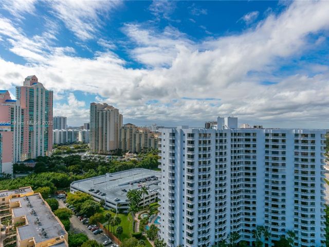 2-bedroom condo for sale in Aventura - 3400 NE 192nd St LPH5 - MondialRealty