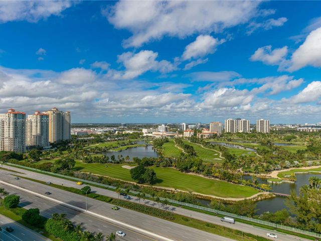 2-bedroom condo for sale in Aventura - 3400 NE 192nd St LPH5 - MondialRealty