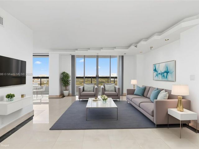 2-bedroom condo for sale in Aventura - 3400 NE 192nd St LPH5 - MondialRealty