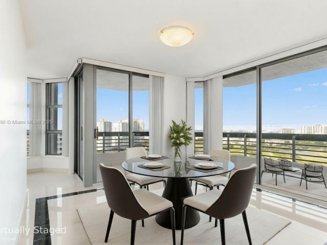 2-bedroom condo for sale in Aventura - 3400 NE 192nd St LPH5 - MondialRealty