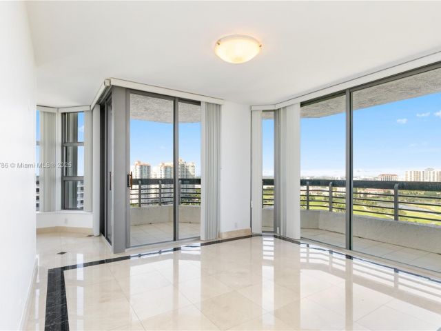 2-bedroom condo for sale in Aventura - 3400 NE 192nd St LPH5 - MondialRealty
