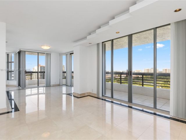 2-bedroom condo for sale in Aventura - 3400 NE 192nd St LPH5 - MondialRealty