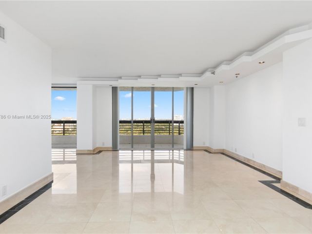 2-bedroom condo for sale in Aventura - 3400 NE 192nd St LPH5 - MondialRealty