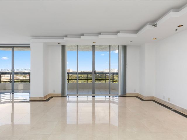2-bedroom condo for sale in Aventura - 3400 NE 192nd St LPH5 - MondialRealty