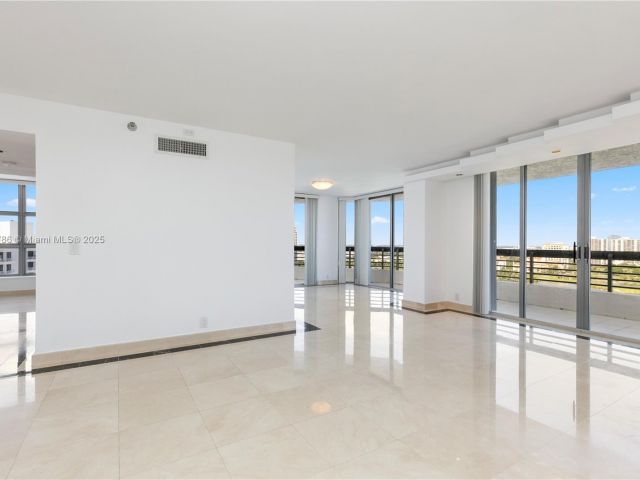 2-bedroom condo for sale in Aventura - 3400 NE 192nd St LPH5 - MondialRealty