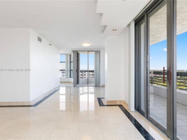 2-bedroom condo for sale in Aventura - 3400 NE 192nd St LPH5 - MondialRealty