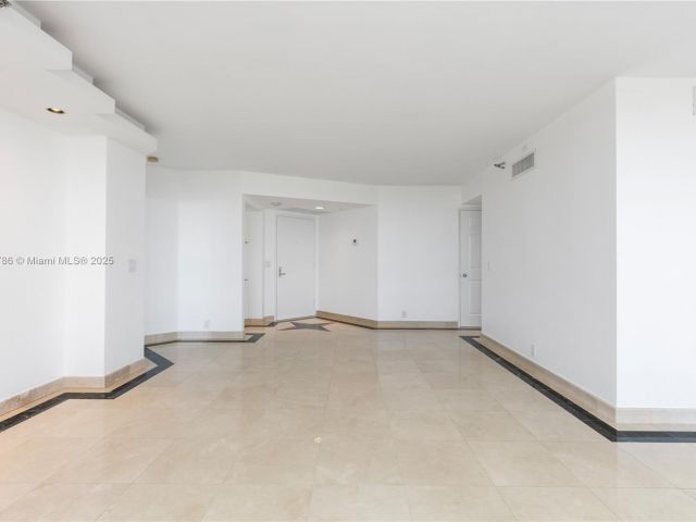 2-bedroom condo for sale in Aventura - 3400 NE 192nd St LPH5 - MondialRealty