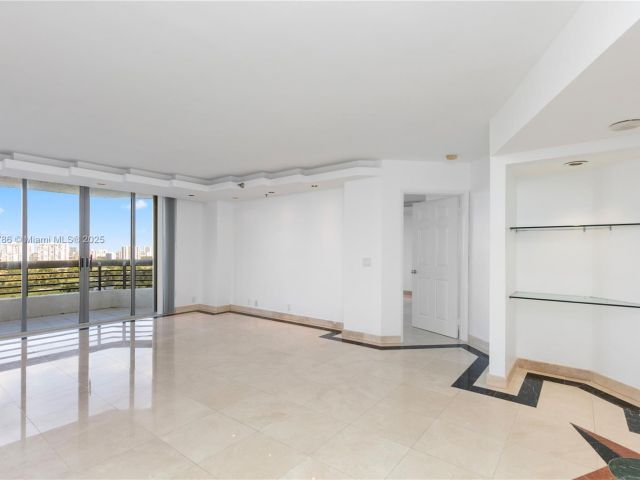 2-bedroom condo for sale in Aventura - 3400 NE 192nd St LPH5 - MondialRealty