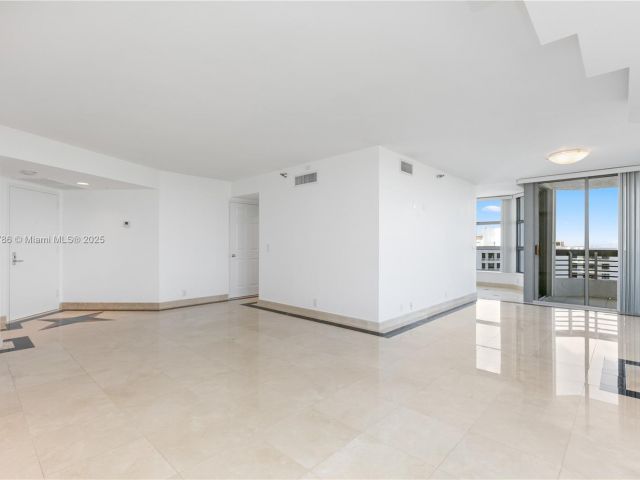 2-bedroom condo for sale in Aventura - 3400 NE 192nd St LPH5 - MondialRealty