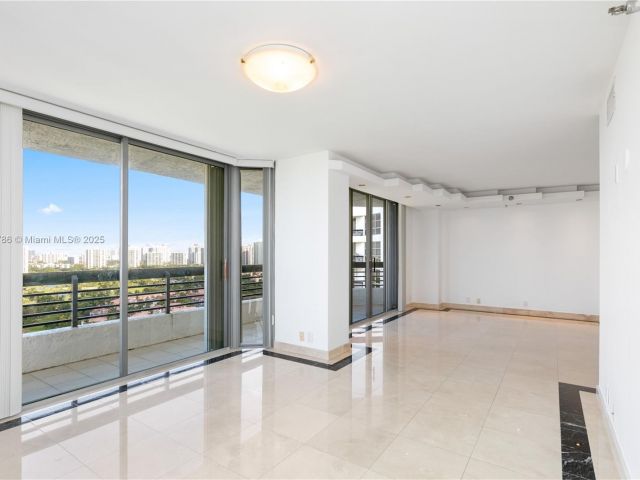 2-bedroom condo for sale in Aventura - 3400 NE 192nd St LPH5 - MondialRealty