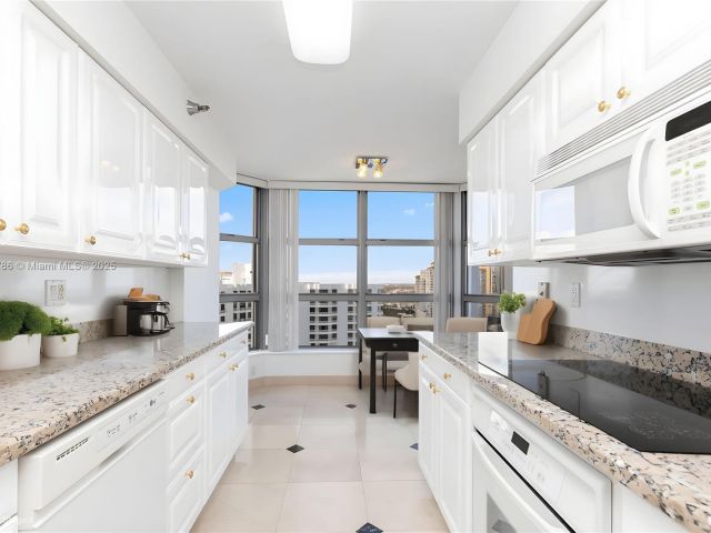 2-bedroom condo for sale in Aventura - 3400 NE 192nd St LPH5 - MondialRealty