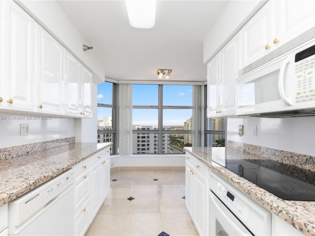 2-bedroom condo for sale in Aventura - 3400 NE 192nd St LPH5 - MondialRealty