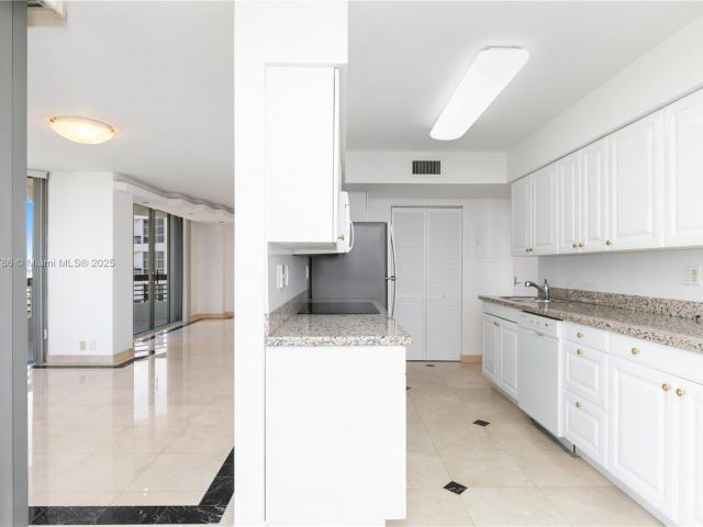 2-bedroom condo for sale in Aventura - 3400 NE 192nd St LPH5 - MondialRealty
