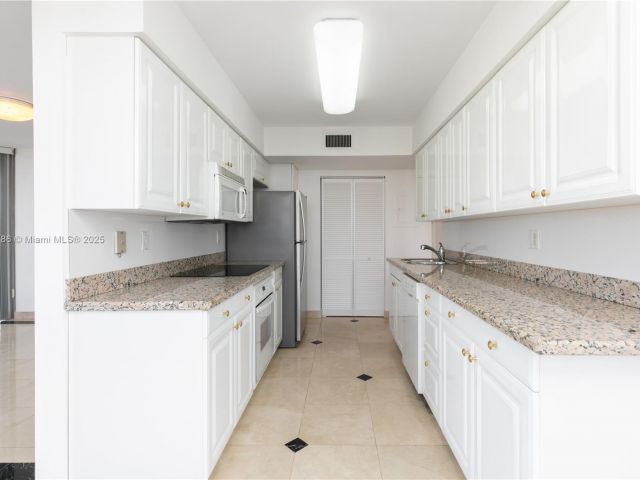 2-bedroom condo for sale in Aventura - 3400 NE 192nd St LPH5 - MondialRealty
