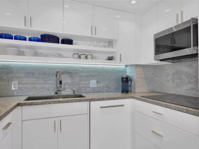 2-bedroom condo for rent in Hallandale Beach - 1985 S Ocean Dr 17F - MondialRealty