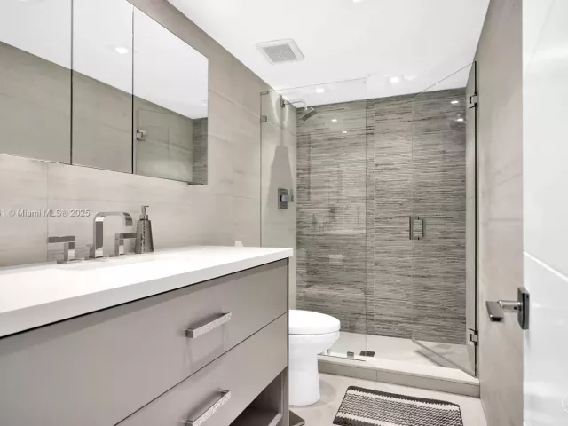 2-bedroom condo for rent in Hallandale Beach - 1985 S Ocean Dr 17F - MondialRealty