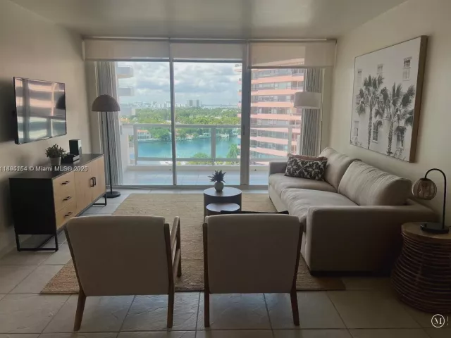 2-bedroom condo for rent in Miami Beach - 5161 Collins Ave 1211 - MondialRealty