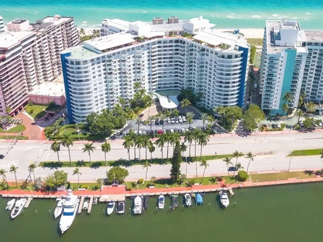 2-bedroom condo for rent in Miami Beach - 5161 Collins Ave 1211 - MondialRealty