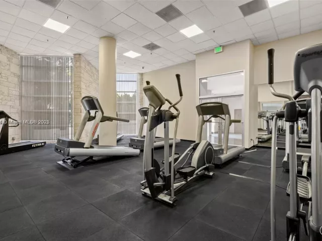 2-bedroom condo for rent in Miami Beach - 5161 Collins Ave 1211 - MondialRealty