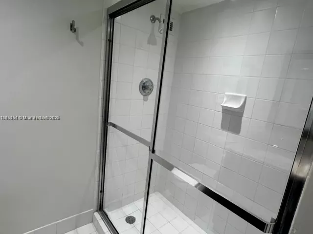 2-bedroom condo for rent in Miami Beach - 5161 Collins Ave 1211 - MondialRealty