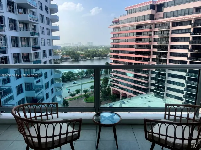 2-bedroom condo for rent in Miami Beach - 5161 Collins Ave 1211 - MondialRealty