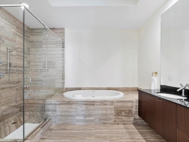 3-bedroom condo for rent in Sunny Isles Beach - 16001 Collins Ave 3507 - MondialRealty