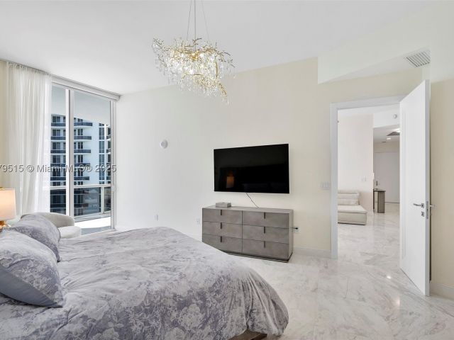 3-bedroom condo for rent in Sunny Isles Beach - 16001 Collins Ave 3507 - MondialRealty