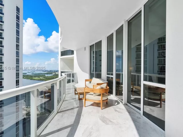 3-bedroom condo for rent in Sunny Isles Beach - 16001 Collins Ave 3507 - MondialRealty