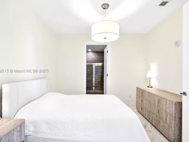 3-bedroom condo for rent in Sunny Isles Beach - 16001 Collins Ave 3507 - MondialRealty