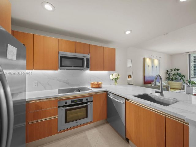 1-bedroom condo for sale in Miami - 1060 Brickell Ave 1513 - MondialRealty