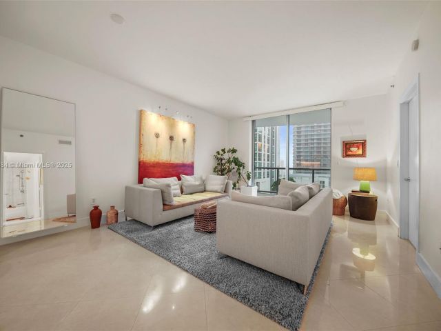 1-bedroom condo for sale in Miami - 1060 Brickell Ave 1513 - MondialRealty
