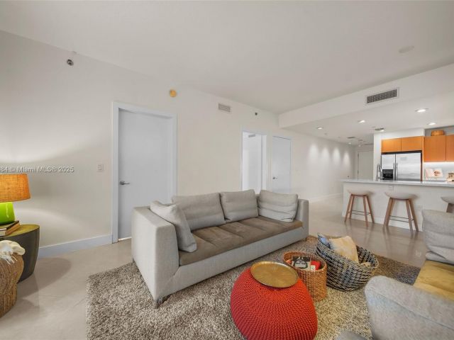 1-bedroom condo for sale in Miami - 1060 Brickell Ave 1513 - MondialRealty