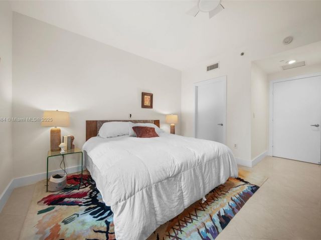 1-bedroom condo for sale in Miami - 1060 Brickell Ave 1513 - MondialRealty