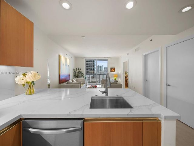 1-bedroom condo for sale in Miami - 1060 Brickell Ave 1513 - MondialRealty