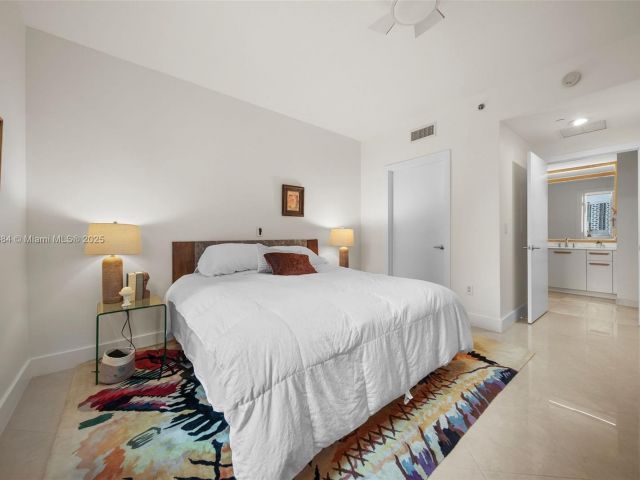 1-bedroom condo for sale in Miami - 1060 Brickell Ave 1513 - MondialRealty