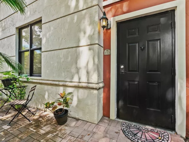 1-bedroom home for sale in Coral Gables - 888 S Douglas Rd 113 - MondialRealty