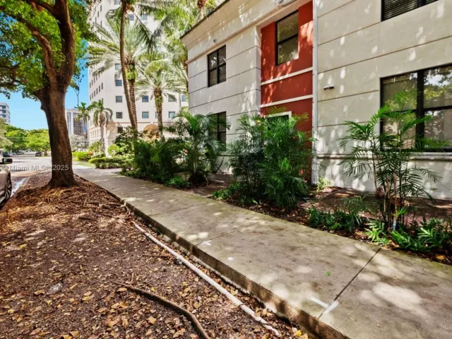1-bedroom home for sale in Coral Gables - 888 S Douglas Rd 113 - MondialRealty