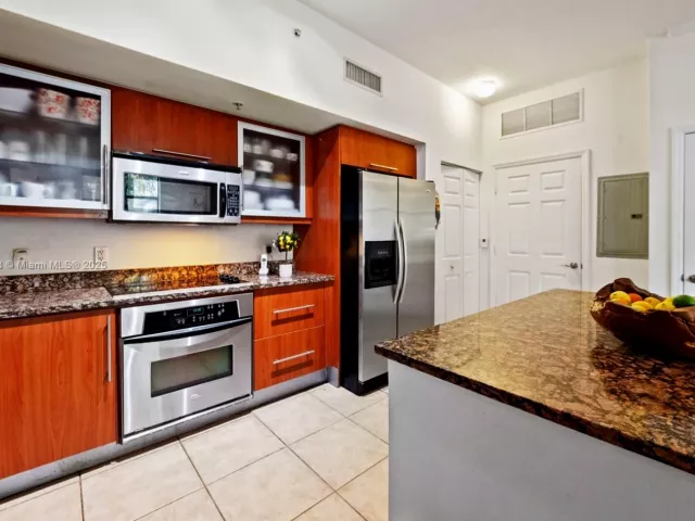1-bedroom home for sale in Coral Gables - 888 S Douglas Rd 113 - MondialRealty