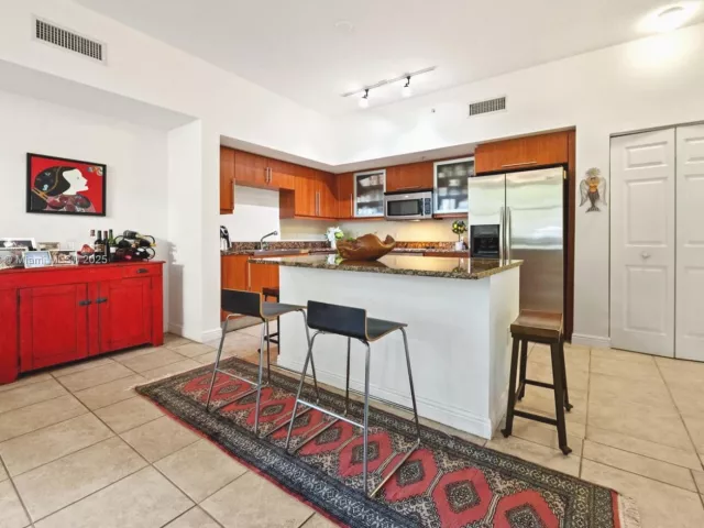 1-bedroom home for sale in Coral Gables - 888 S Douglas Rd 113 - MondialRealty