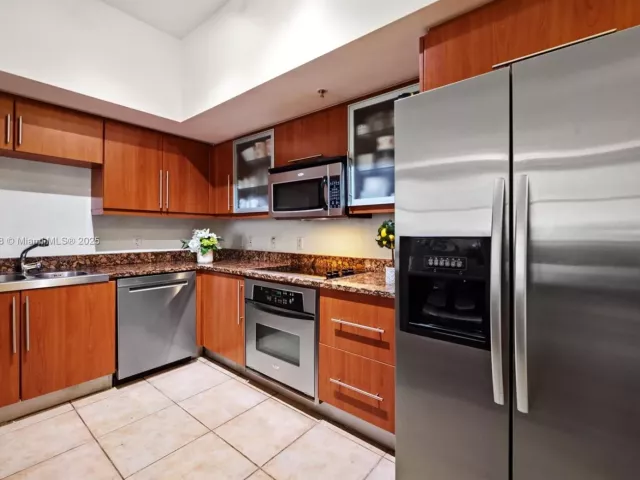 1-bedroom home for sale in Coral Gables - 888 S Douglas Rd 113 - MondialRealty